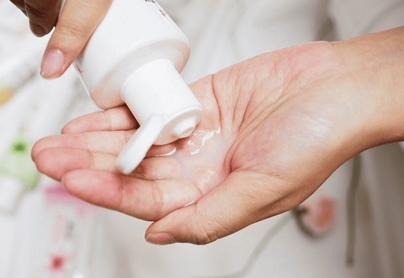 Vệ sinh sạch sẽ trước khi thực hiện vét máng