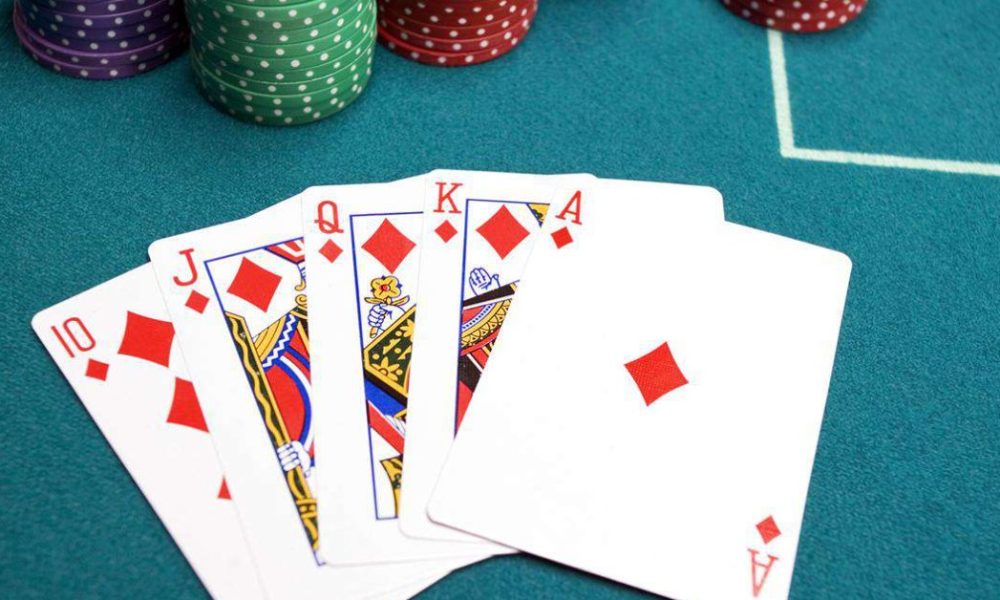  Dealer điều hành các vòng cược sau khi chia bài